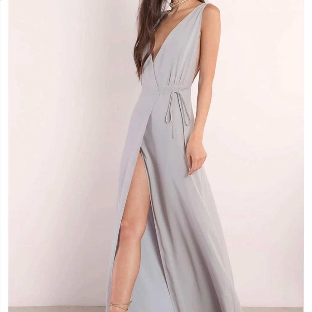 Tobi PLUNGING MAXI DRESS IN LIGHT BLUE - Picture 2 of 4